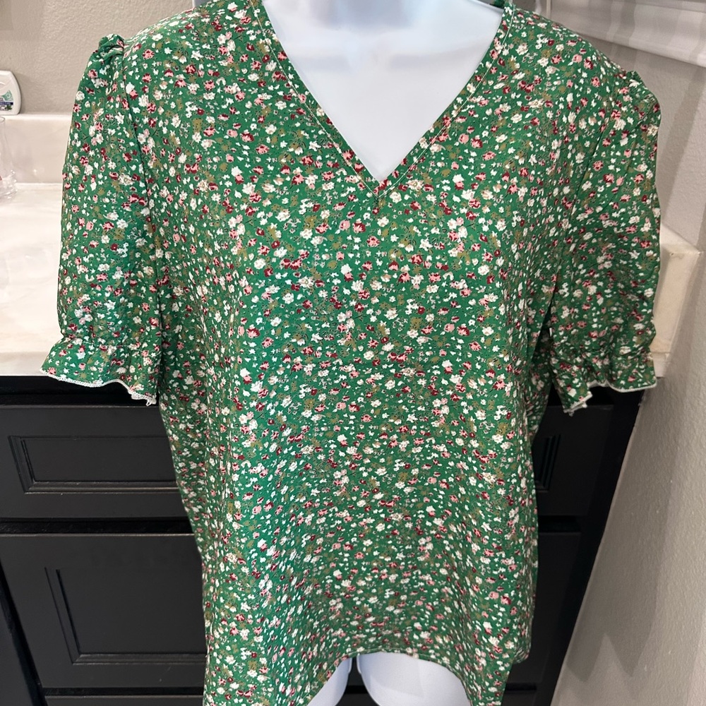 Set of 3 v-neck puff sleeve tops (L)